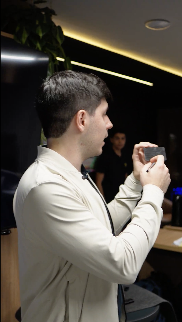 Especialista demonstrando o processo de configuração da carteira